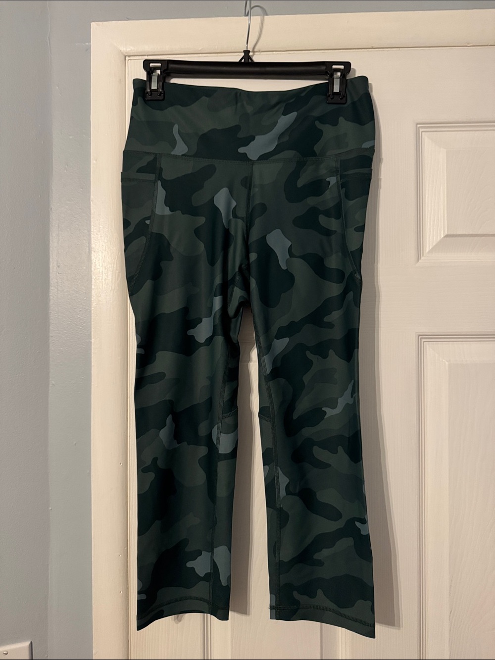 Old Navy Green Camo Capri Leggings